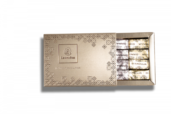 Boite rectangulaire argenté contenant 24 pièces de Giandujas