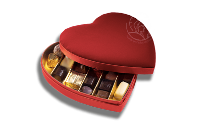 Boite M en velours en forme de coeur contenant un assortiment de pralines Leonidas