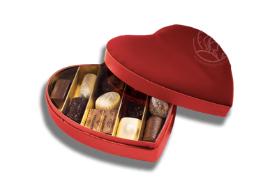 Petite boite en velours en forme de coeur contenant un assortiment de pralines Leonidas